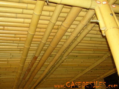 plafonds ou toitures en tiges et bâtons de bambou