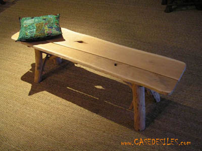 mobilier style bois flotté : banc simple western en bois de chêne de forme naturelle