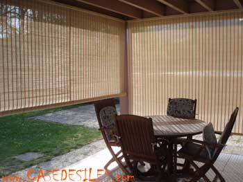 store bambou à enroulement rouleau sous terrasse couverte vue d'intérieur