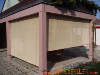 store bambou à enroulement rouleau sous terrasse couverte vue de l'extérieur