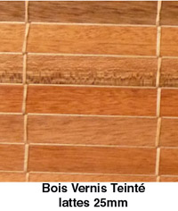 store en bois d'extérieur : bois méranti finition vernis teinté