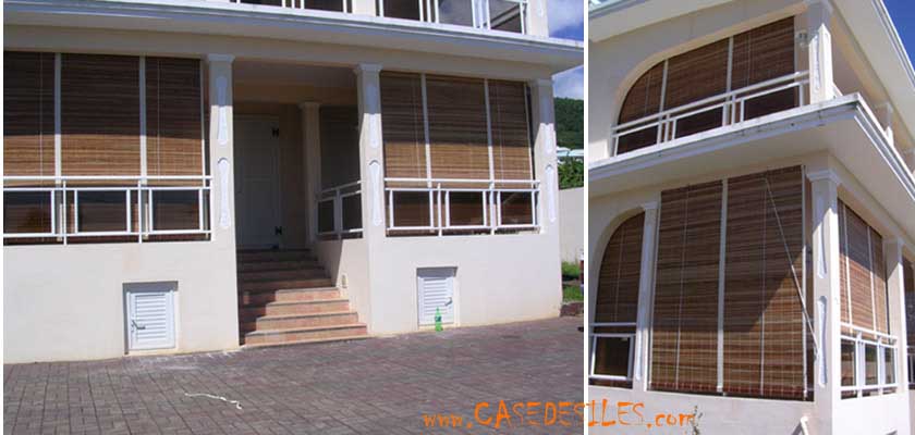 Store de terrasse en raphia de fabrication mauricienne pour extérieur