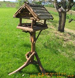 Mangeoire oiseaux extérieur stable en bois naturel - Modele Sweet